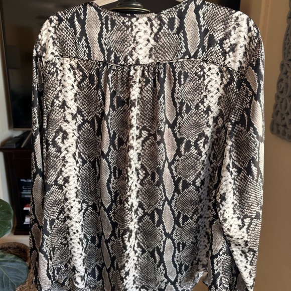 Jones New York Woman Reptile print silky blouse.  Long sleeves  - Size 20W - Picture 9 of 10